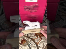 Cargar y reproducir el video en el visor de la galería, Leona de Baena